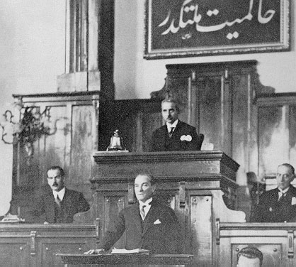 Cumhurbaşkanı Gazi Mustafa Kemal, CHP İkinci Büyük Kongresinde, Büyük Nutku'nu okurken (15 Ekim 1927)