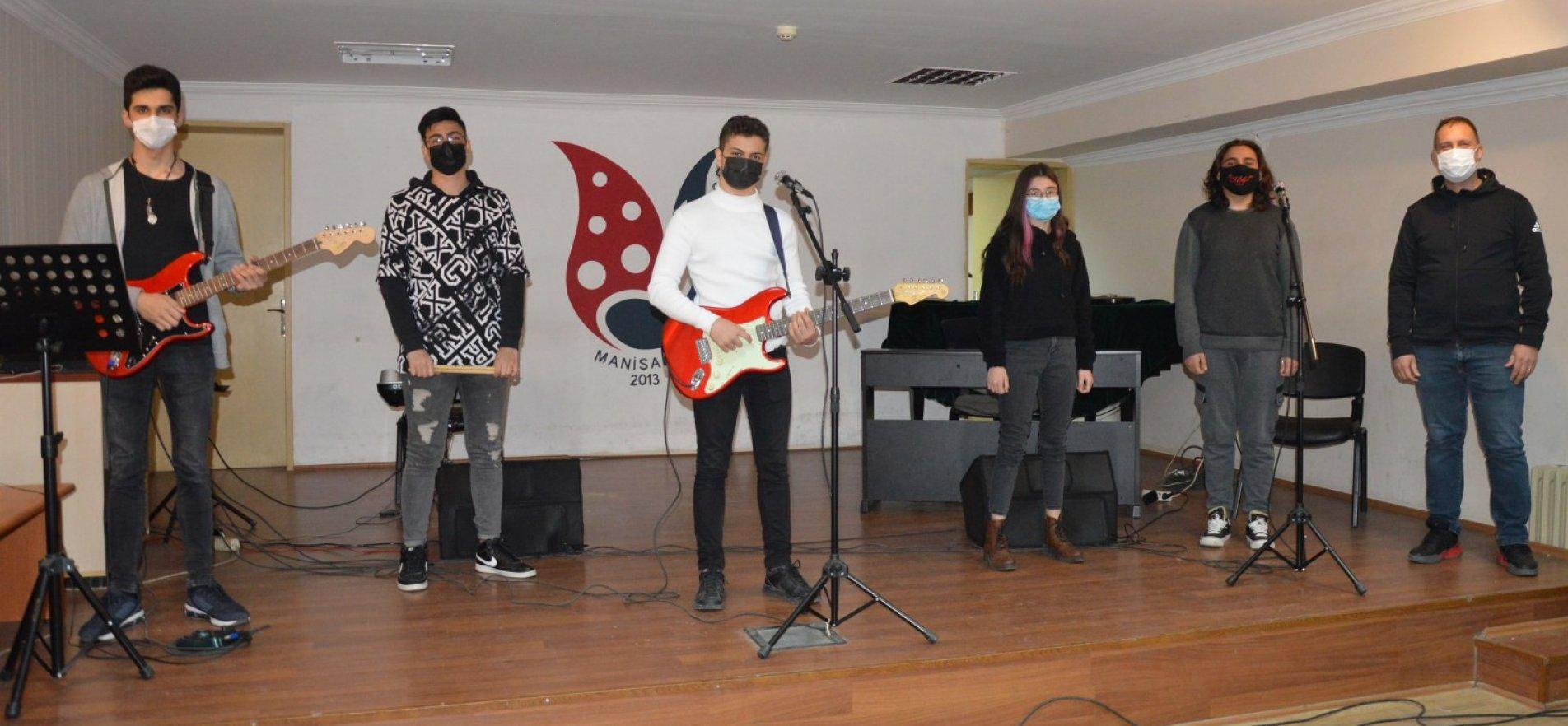 GÜZEL SANATLAR LİSESİ ÖĞRENCİLERİ ARKADAŞLARI İÇİN GÖREV BAŞINDA